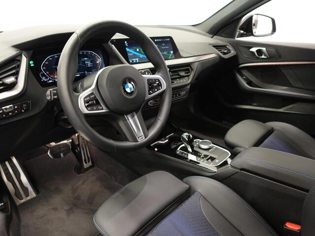 BMW 1-SERIE 118i M-Sport Automaat Digitale Cockpit Climate control Stoel verwarming LED Sfeer verlichting Lichtmetalen velgen Navigatie Apple carplay/ Android auto Parkeersensoren