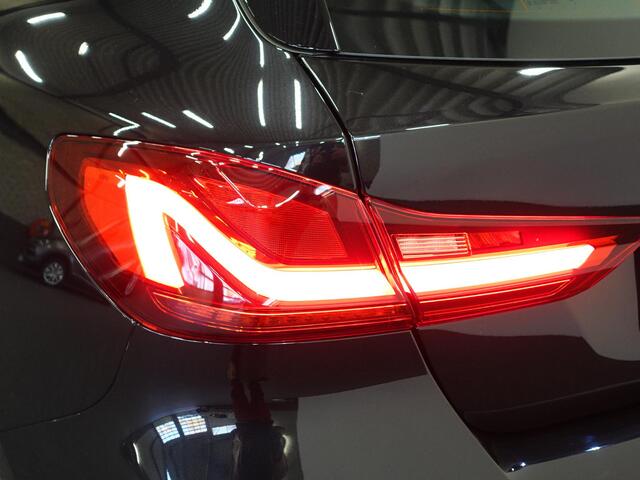 BMW 1-SERIE 118i M-Sport Automaat Digitale Cockpit Climate control Stoel verwarming LED Sfeer verlichting Lichtmetalen velgen Navigatie Apple carplay/ Android auto Parkeersensoren