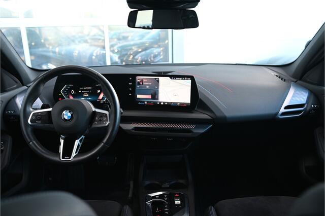 BMW 1-SERIE 120 M Sport Automaat / Sportstoelen / M Adaptief onderstel / Achteruitrijcamera / Getint glas / PDC