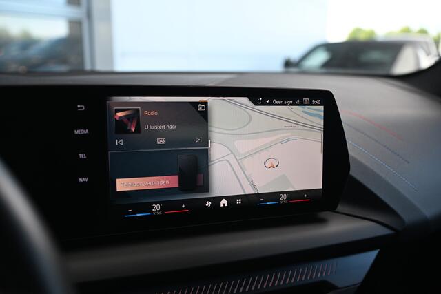 BMW 1-SERIE 120 M Sport Automaat / Sportstoelen / M Adaptief onderstel / Achteruitrijcamera / Getint glas / PDC