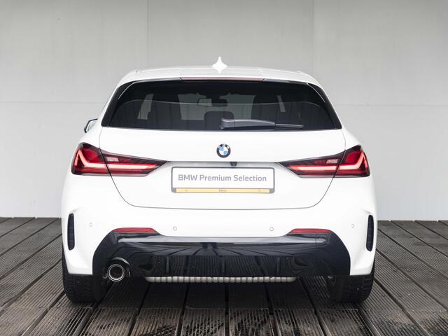 BMW 1-SERIE 118i | M Sportpakket | 17 inch | Parking Assistant | M Sport Steering | Achteruitrijcamera | Sportstoelen | Cruise Control