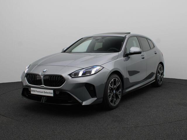 BMW 1-SERIE 120 M Sportpakket | Glazen panoramadak | Comfort Access | Achteruitrijcamera | Elektrisch verwarmde voorstoelen | Driving Assistant Plus | Harman Kardon | 18''