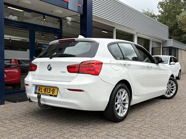 BMW 1-SERIE 118i Corporate Lease High Executive / Automaat / NL-Auto / Vol-Leder / Facelift / Stoelverwarming / LED / Cruise-Control / Climate-Control / Trekhaak / PDC V+A / 16'' LMV / All-Season / ENZ.