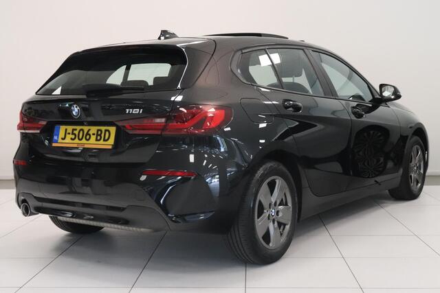 BMW 1-SERIE 118i High Executive Edition | Panoramadak | Camera | AppleCarplay AndroidAuto | Leder | Stoelverwarming |
