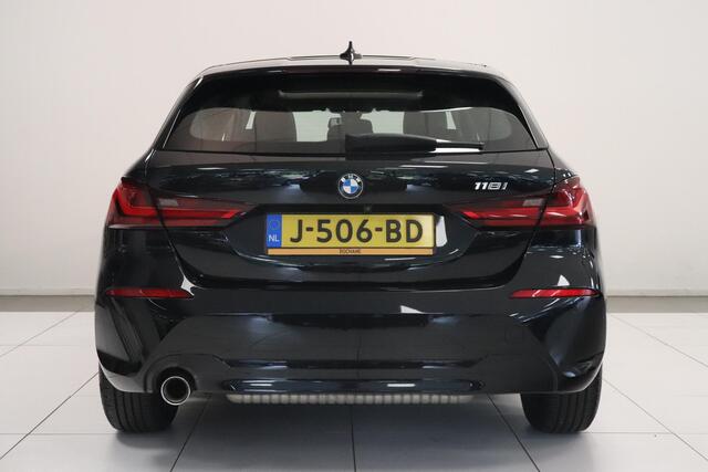 BMW 1-SERIE 118i High Executive Edition | Panoramadak | Camera | AppleCarplay AndroidAuto | Leder | Stoelverwarming |