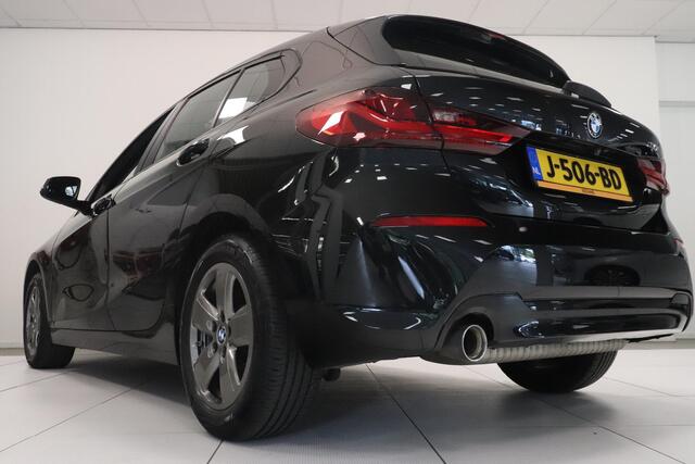 BMW 1-SERIE 118i High Executive Edition | Panoramadak | Camera | AppleCarplay AndroidAuto | Leder | Stoelverwarming |