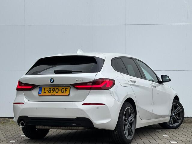 BMW 1-SERIE 118i Business Edition | Sportstoelen | Stuurwiel verwarmd |