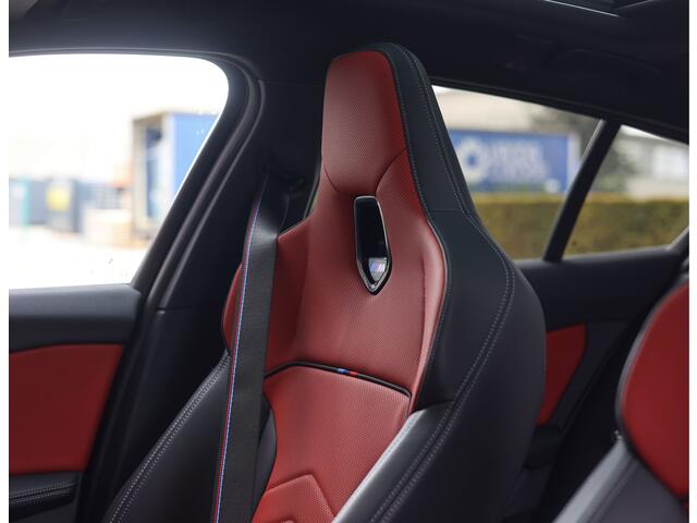 BMW 1-SERIE M135i xDrive | M Performance - Pano - Harman Kardon