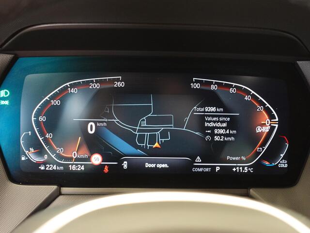 BMW 1-SERIE 118i M-Sport Automaat Digitale Cockpit Climate control Stoel verwarming LED Sfeer verlichting Lichtmetalen velgen Navigatie Apple carplay/ Android auto Parkeersensoren
