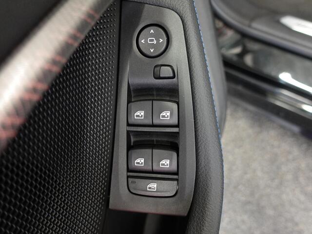 BMW 1-SERIE 118i M-Sport Automaat Digitale Cockpit Climate control Stoel verwarming LED Sfeer verlichting Lichtmetalen velgen Navigatie Apple carplay/ Android auto Parkeersensoren
