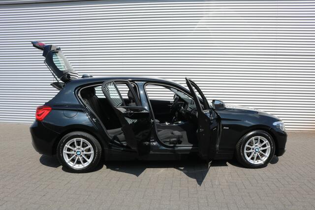 BMW 1-SERIE 118i Sport Aut (Orig NL! NAP! Sportinterieur Navi Cruise Led Trekhaak Lmv Pdc)