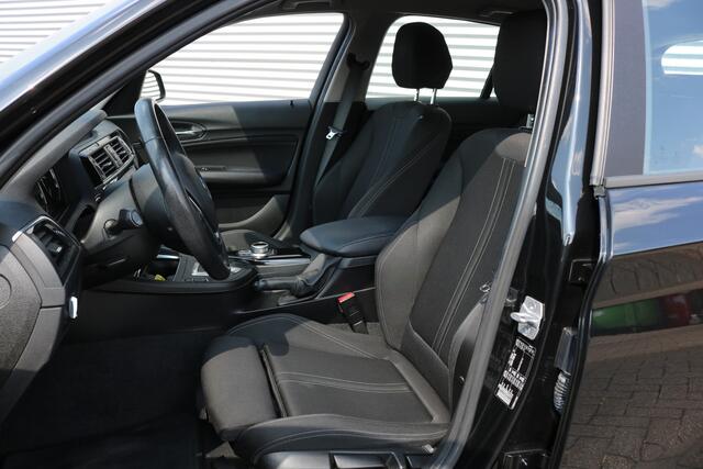 BMW 1-SERIE 118i Sport Aut (Orig NL! NAP! Sportinterieur Navi Cruise Led Trekhaak Lmv Pdc)