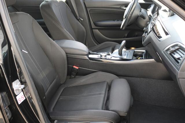 BMW 1-SERIE 118i Sport Aut (Orig NL! NAP! Sportinterieur Navi Cruise Led Trekhaak Lmv Pdc)