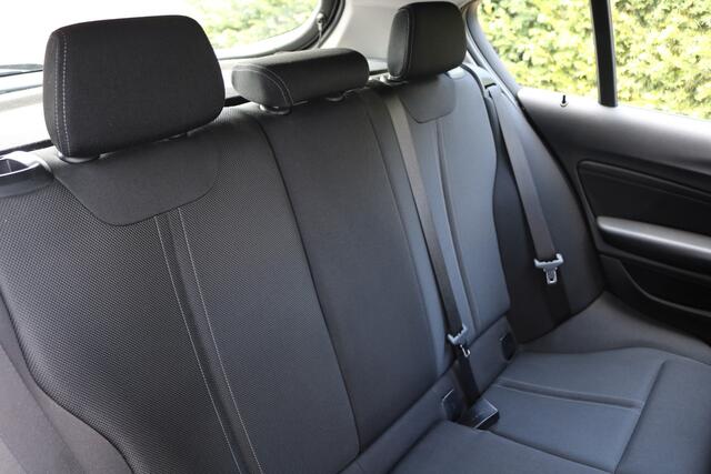 BMW 1-SERIE 118i Sport Aut (Orig NL! NAP! Sportinterieur Navi Cruise Led Trekhaak Lmv Pdc)