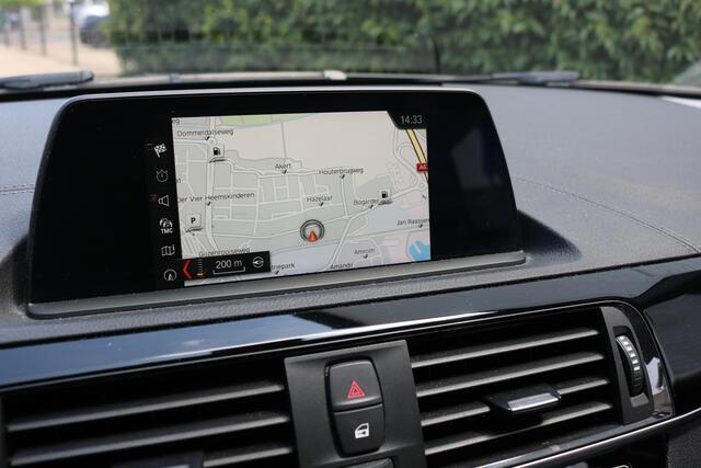 BMW 1-SERIE 118i Sport Aut (Orig NL! NAP! Sportinterieur Navi Cruise Led Trekhaak Lmv Pdc)