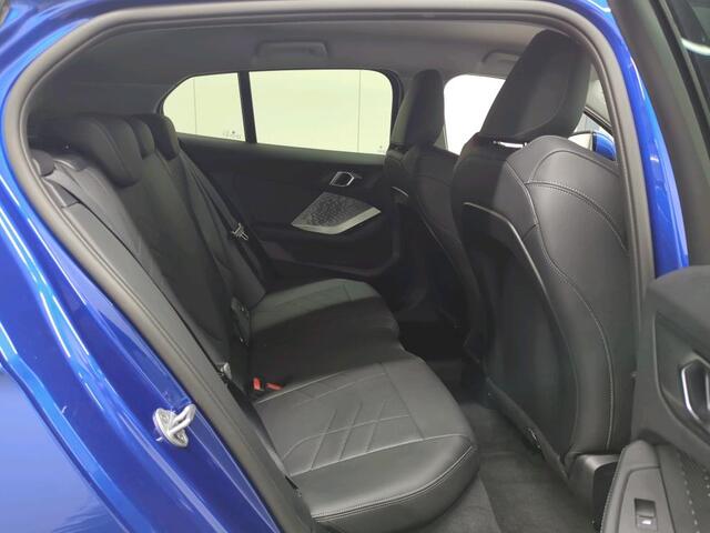 BMW 1-SERIE 120 M Sport Design Edition | 18" | Privacy Glass | Stoelverwarming | Camera .