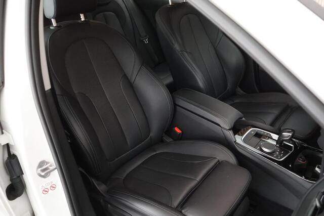 BMW 1-SERIE 118i 136pk Business Edition Plus Trekhaak Camera Leder Navigatie Stoelverwarming