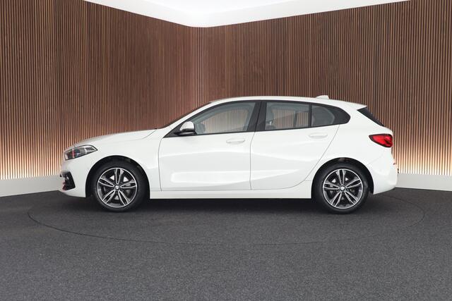 BMW 1-SERIE 118i 136pk Business Edition Plus Trekhaak Camera Leder Navigatie Stoelverwarming