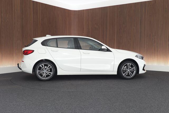 BMW 1-SERIE 118i 136pk Business Edition Plus Trekhaak Camera Leder Navigatie Stoelverwarming