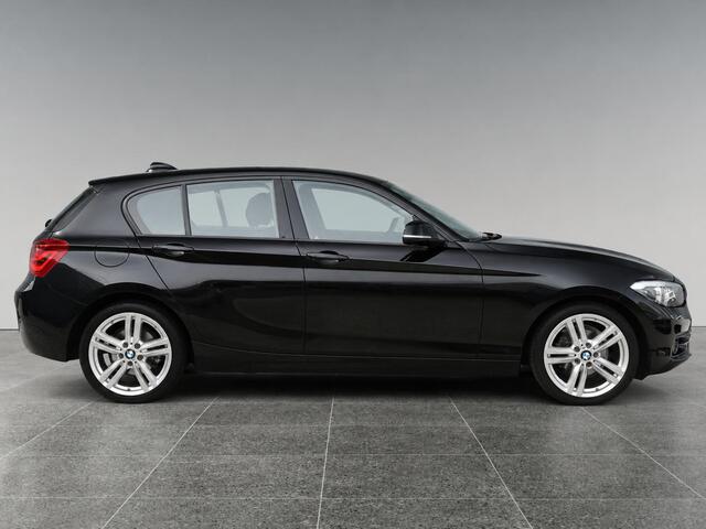 BMW 1-SERIE Executive 118i 136pk AUTOMAAT | NAVI | 18 INCH LM-VELGEN | CLIMA | LED |