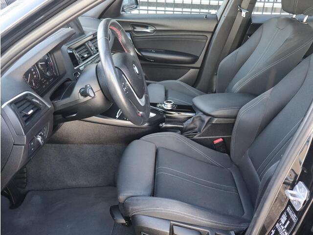 BMW 1-SERIE Executive 118i 136pk AUTOMAAT | NAVI | 18 INCH LM-VELGEN | CLIMA | LED |