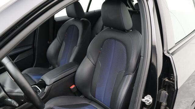 BMW 1-SERIE 120i Executive M-Sport | Live Cockpit Professional | Stoelverwarming | Apple Carplay