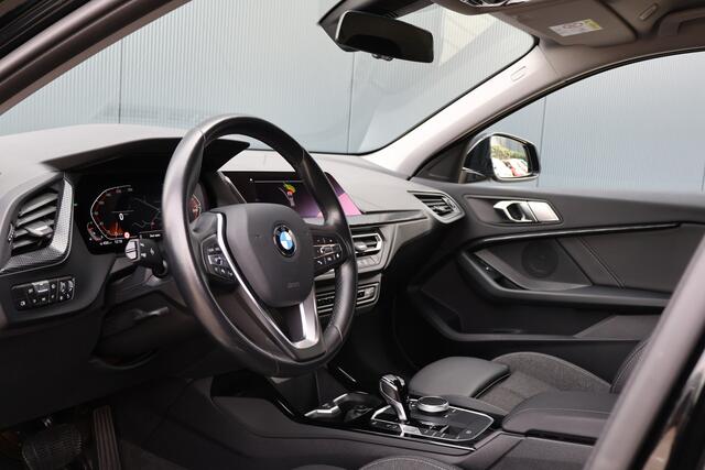 BMW 1-SERIE 116i Sportline Automaat | Sportstoelen | Half Leer | Live Cockpit Professional | Adaptive Cruise | Sfeerverlichting | Parkeersensoren | Carplay | Groot Navi