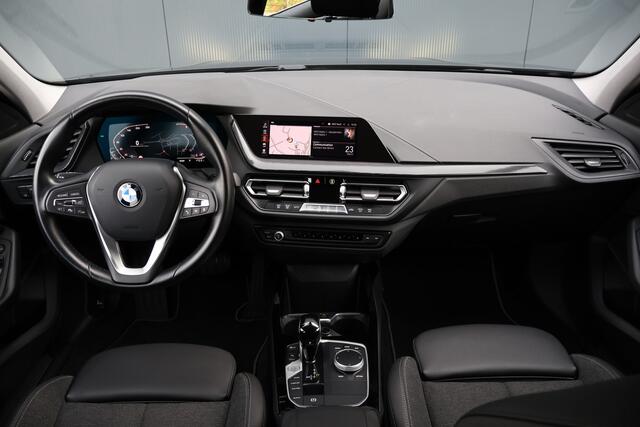 BMW 1-SERIE 116i Sportline Automaat | Sportstoelen | Half Leer | Live Cockpit Professional | Adaptive Cruise | Sfeerverlichting | Parkeersensoren | Carplay | Groot Navi