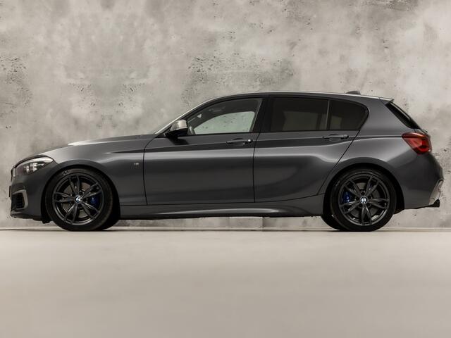 BMW 1-SERIE M140i M Sport High Executive 340Pk Automaat (6 CILINDER, M PAKKET, HARMAN/KARDON, ALCANTARA, CAMERA, SPORTSTOELEN, M SPORTREMMEN, NAVIGATIE, STOELVERWARMING, GETINT GLAS, NIEUWSTAAT)