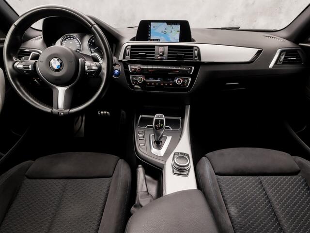 BMW 1-SERIE M140i M Sport High Executive 340Pk Automaat (6 CILINDER, M PAKKET, HARMAN/KARDON, ALCANTARA, CAMERA, SPORTSTOELEN, M SPORTREMMEN, NAVIGATIE, STOELVERWARMING, GETINT GLAS, NIEUWSTAAT)