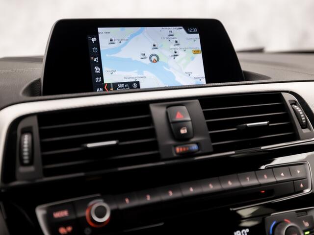 BMW 1-SERIE M140i M Sport High Executive 340Pk Automaat (6 CILINDER, M PAKKET, HARMAN/KARDON, ALCANTARA, CAMERA, SPORTSTOELEN, M SPORTREMMEN, NAVIGATIE, STOELVERWARMING, GETINT GLAS, NIEUWSTAAT)