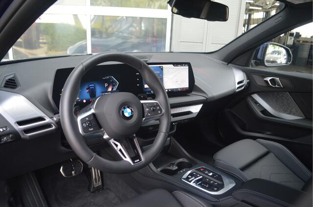 BMW 1-SERIE 120 M Sport Automaat / Sportstoelen / M Adaptief onderstel / Achteruitrijcamera / Stoelverwarming / Getint glas