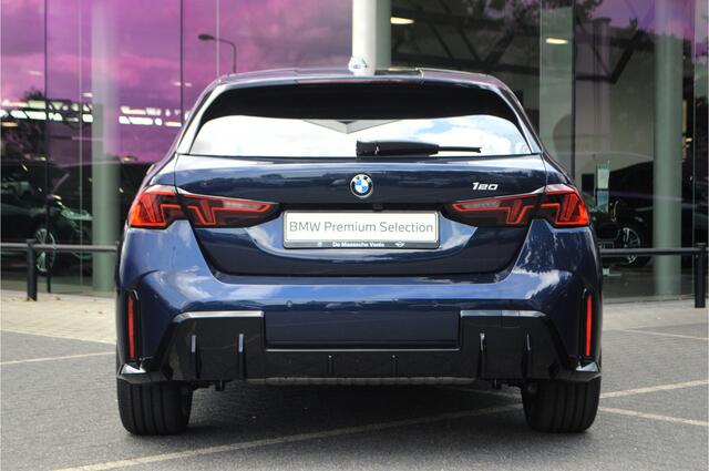 BMW 1-SERIE 120 M Sport Automaat / Sportstoelen / M Adaptief onderstel / Achteruitrijcamera / Stoelverwarming / Getint glas