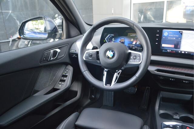BMW 1-SERIE 120 M Sport Automaat / Sportstoelen / M Adaptief onderstel / Achteruitrijcamera / Stoelverwarming / Getint glas