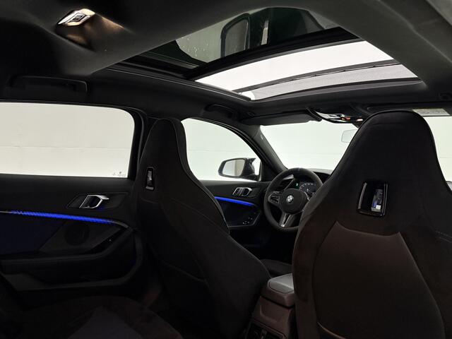 BMW 1-SERIE M135i xDrive High Executive M-Sport | Pano | HuD | Alcantara | BMW LED | Virtual | Sfeer | Carplay