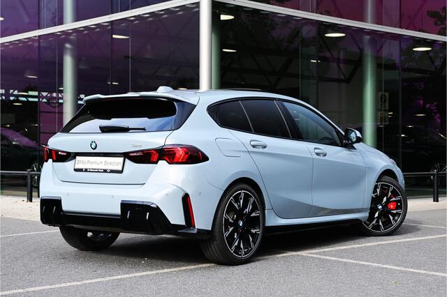 BMW 1-SERIE 120 M Sport Automaat / Panoramadak / Sportstoelen / Comfort Access / Achteruitrijcamera / Adaptieve LED / Stoelverwarming