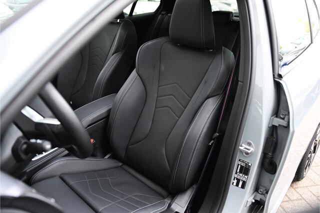BMW 1-SERIE 120 M Sport Automaat / Panoramadak / Sportstoelen / Comfort Access / Achteruitrijcamera / Adaptieve LED / Stoelverwarming