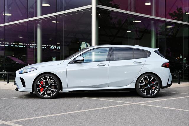 BMW 1-SERIE 120 M Sport Automaat / Panoramadak / Sportstoelen / Comfort Access / Achteruitrijcamera / Adaptieve LED / Stoelverwarming