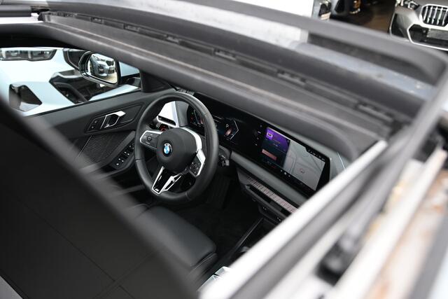 BMW 1-SERIE 120 M Sport Automaat / Panoramadak / Sportstoelen / Comfort Access / Achteruitrijcamera / Adaptieve LED / Stoelverwarming