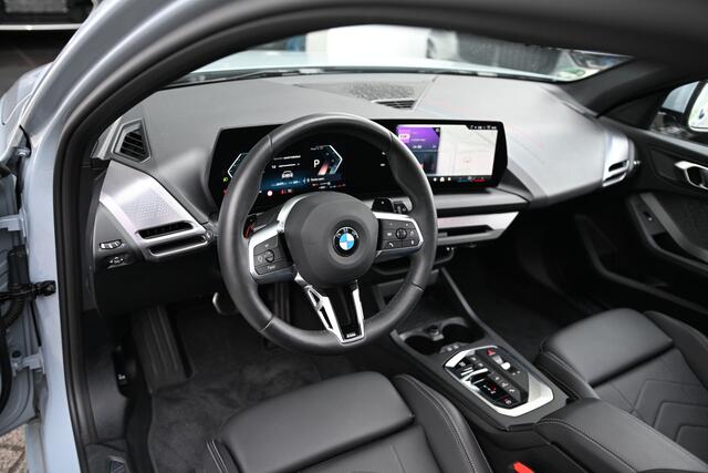 BMW 1-SERIE 120 M Sport Automaat / Panoramadak / Sportstoelen / Comfort Access / Achteruitrijcamera / Adaptieve LED / Stoelverwarming