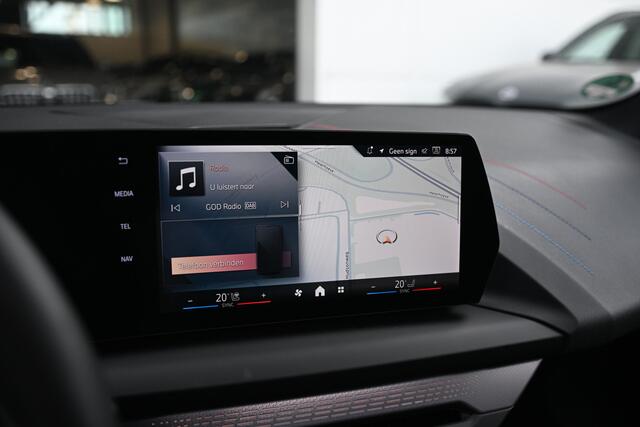 BMW 1-SERIE 120 M Sport Automaat / Panoramadak / Sportstoelen / Comfort Access / Achteruitrijcamera / Adaptieve LED / Stoelverwarming