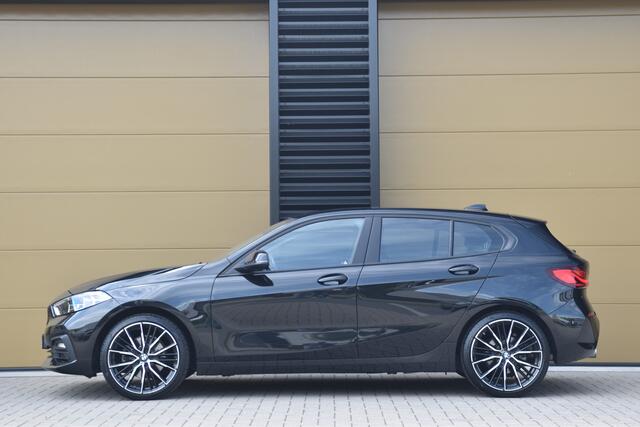 BMW 1-SERIE 118i Executive Edition * BMW Live Cockpit * Sportstoelen * Sportstuurwiel *
