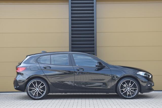 BMW 1-SERIE 118i Executive Edition * BMW Live Cockpit * Sportstoelen * Sportstuurwiel *