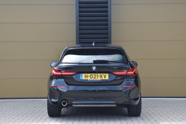 BMW 1-SERIE 118i Executive Edition * BMW Live Cockpit * Sportstoelen * Sportstuurwiel *
