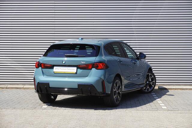 BMW 1-SERIE 120 | M Sport Design | Extra getint glas | Harman Kardon HiFi Sound system | Stuurwielrand verwarmd | 18 inch LM M Y-spaak