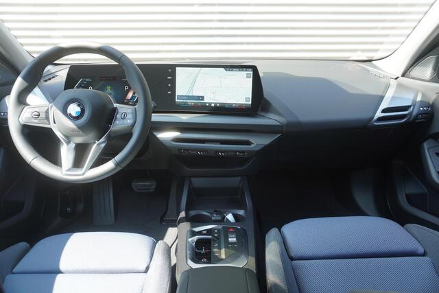 BMW 1-SERIE 120 | M Sport Design | Extra getint glas | Harman Kardon HiFi Sound system | Stuurwielrand verwarmd | 18 inch LM M Y-spaak