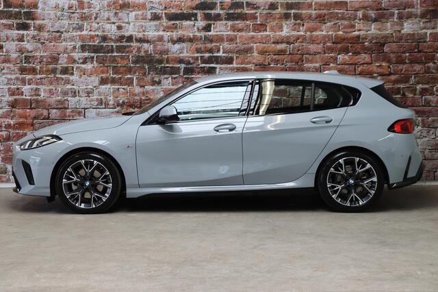BMW 1-SERIE 120i High Executive M Sport Pakket Automaat / Adaptief M-onderstel / Sportstoelen / Driving Assistant / Active Guard / Parkeerhulpsysteem / Hoogglans Shadow line