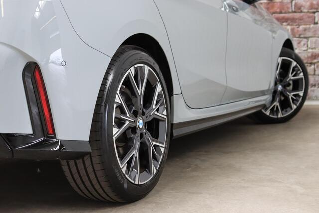 BMW 1-SERIE 120i High Executive M Sport Pakket Automaat / Adaptief M-onderstel / Sportstoelen / Driving Assistant / Active Guard / Parkeerhulpsysteem / Hoogglans Shadow line