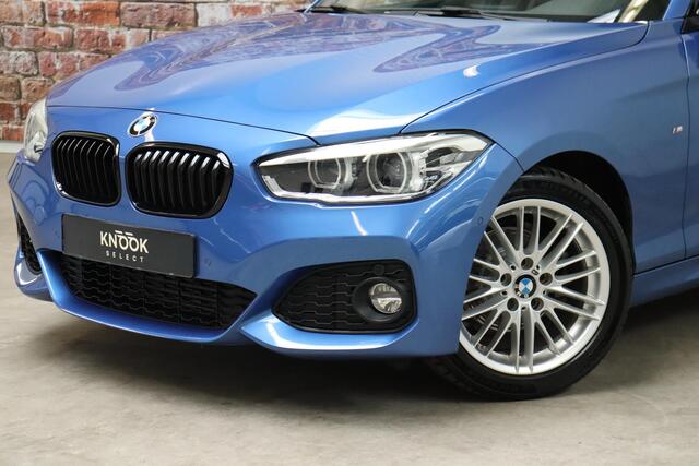 BMW 1-SERIE 118i High Executive M Sport Pakket Automaat 3 deur / Navigatiesysteem Professional / Achteruitrijcamera / Shadow Line / Stoelverwarming / Cruise Control / Lichtpakket / Parkeersensoren voor+achter / LED / Trekhaak