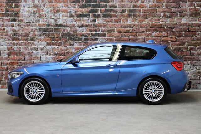 BMW 1-SERIE 118i High Executive M Sport Pakket Automaat 3 deur / Navigatiesysteem Professional / Achteruitrijcamera / Shadow Line / Stoelverwarming / Cruise Control / Lichtpakket / Parkeersensoren voor+achter / LED / Trekhaak